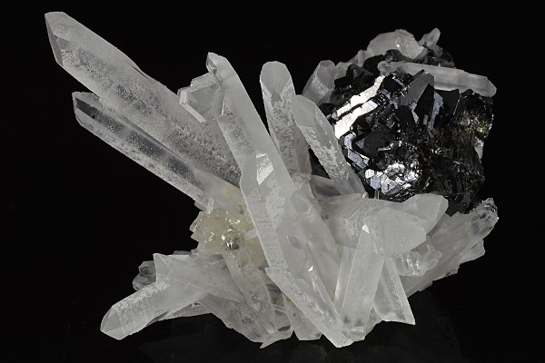 Sphalerite tetrahedron, Quartz