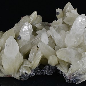Hexagonal pyramidal Quartz with Sphalerite inclusions