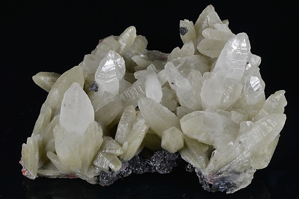 Hexagonal pyramidal Quartz with Sphalerite inclusions