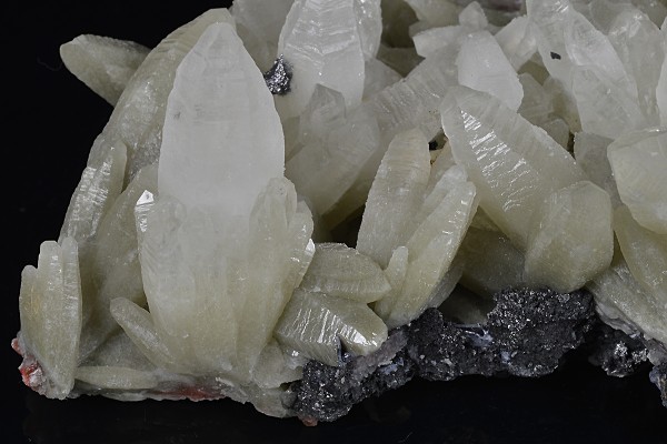 Hexagonal pyramidal Quartz with Sphalerite inclusions