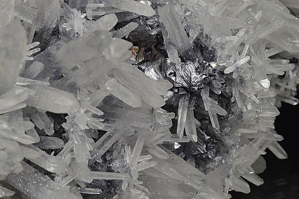 Two generations Quartz on Spinel Law Twin