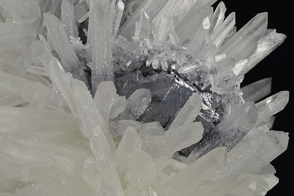 Two generations Quartz on Spinel Law Twin