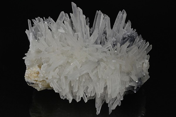 Two generations Quartz on Spinel Law Twin