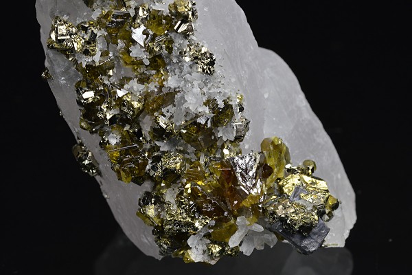 Cleiophane, Pyrite, Chalcopyrite, Galena on Quartz