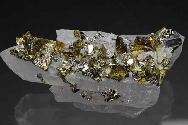 Cleiophane, Pyrite, Chalcopyrite, Galena on Quartz