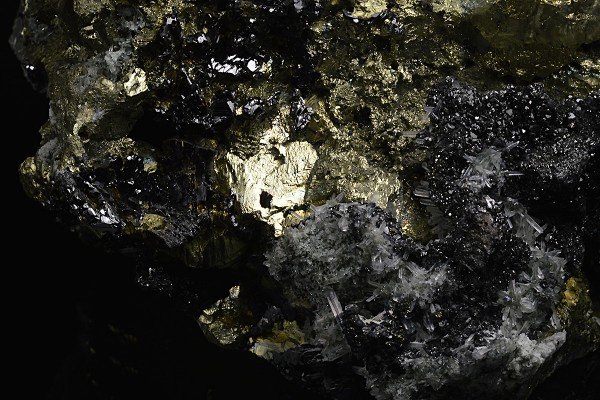 Chalcopyrite, Sphalerite, Galena, Quartz, Calcite