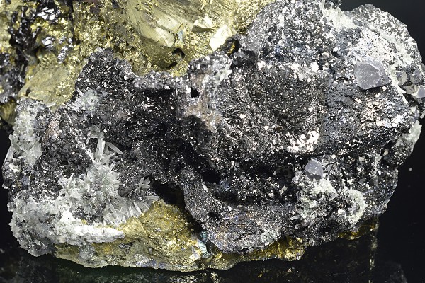 Chalcopyrite, Sphalerite, Galena, Quartz, Calcite