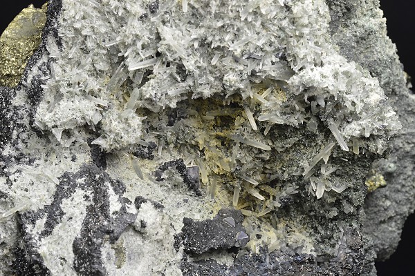 Chalcopyrite, Sphalerite, Galena, Quartz, Calcite