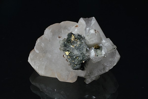 Manganoan Calcite, Quartz, Chalcopyrite