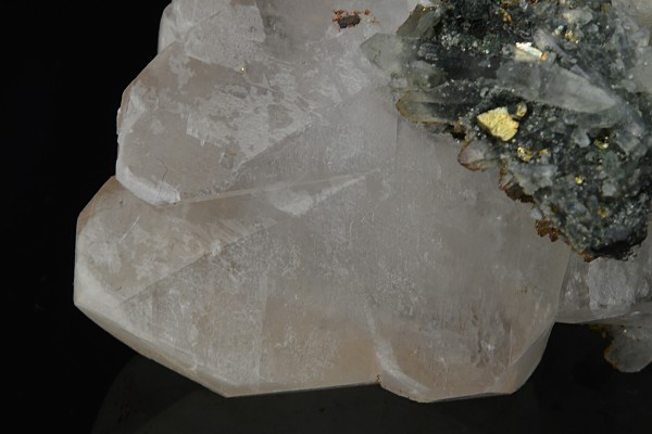 Manganoan Calcite, Quartz, Chalcopyrite