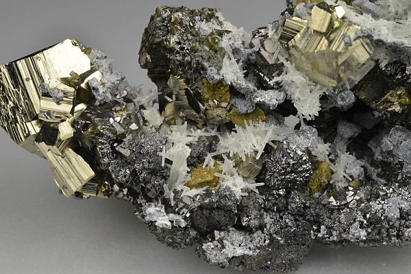 Pyrite, gem Sphalerite var.Cleiophane, Quartz, Galena, Chalcopyrite