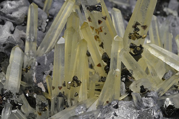 Quartz on twinned Galena, Sphalerite, Chalcopyrite
