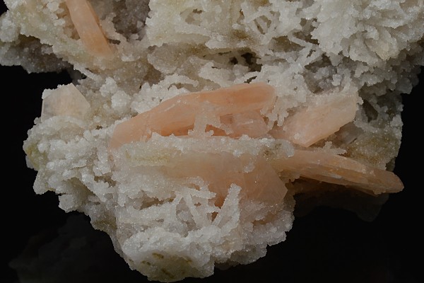 Stilbite, Chalcedony