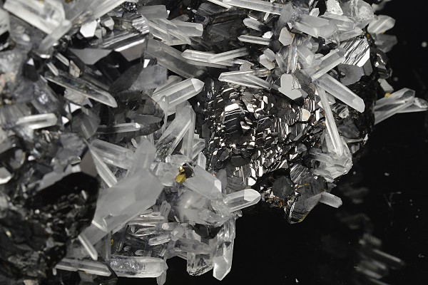 Quartz on Sphalerite, Chalcopyrite