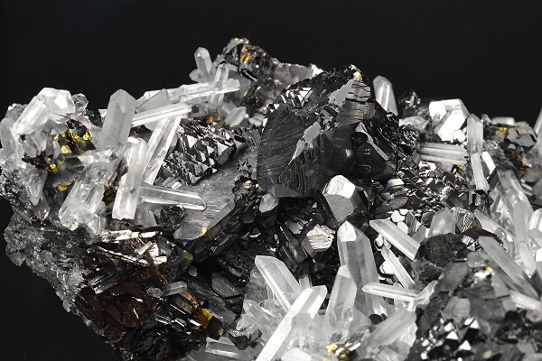 Quartz on Sphalerite, Chalcopyrite