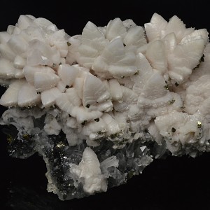 Manganoan Calcite on Quartz, Chalcopyrite
