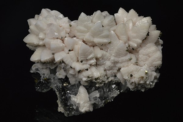 Manganoan Calcite on Quartz, Chalcopyrite