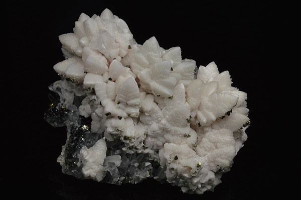 Manganoan Calcite on Quartz, Chalcopyrite