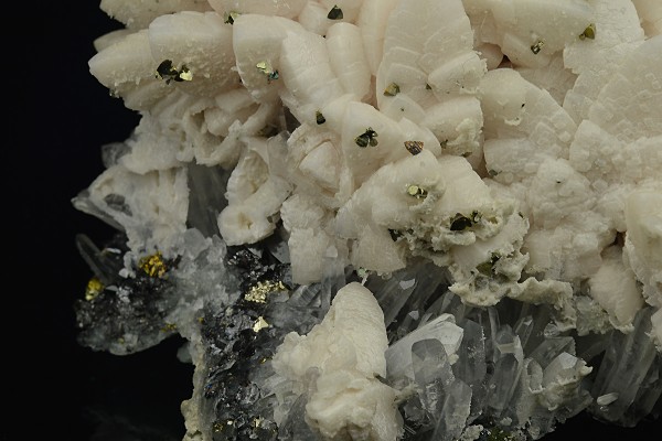 Manganoan Calcite on Quartz, Chalcopyrite
