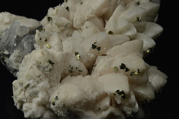 Manganoan Calcite on Quartz, Chalcopyrite