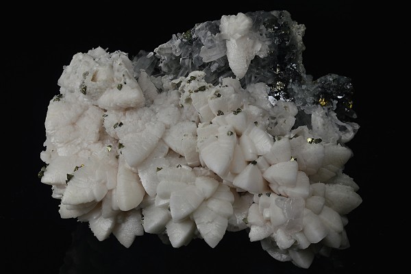 Manganoan Calcite on Quartz, Chalcopyrite