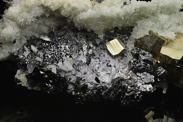 Pyrite, Quartz, Sphalerite, thin Galena plates