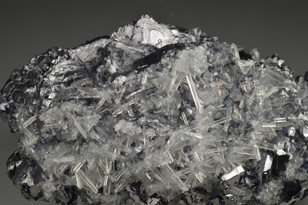 Quartz, spinel law twin Galena