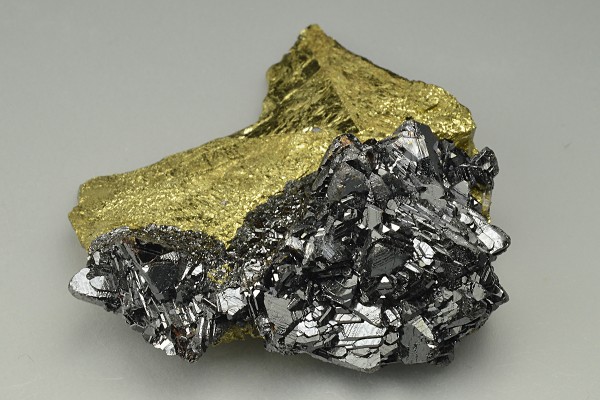 Sphalerite tetrahedrons on Chalcopyrite