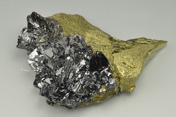 Sphalerite tetrahedrons on Chalcopyrite