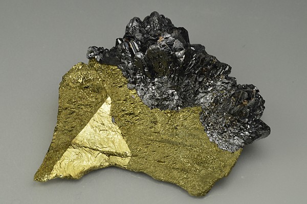 Sphalerite tetrahedrons on Chalcopyrite