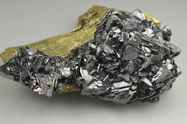 Sphalerite tetrahedrons on Chalcopyrite