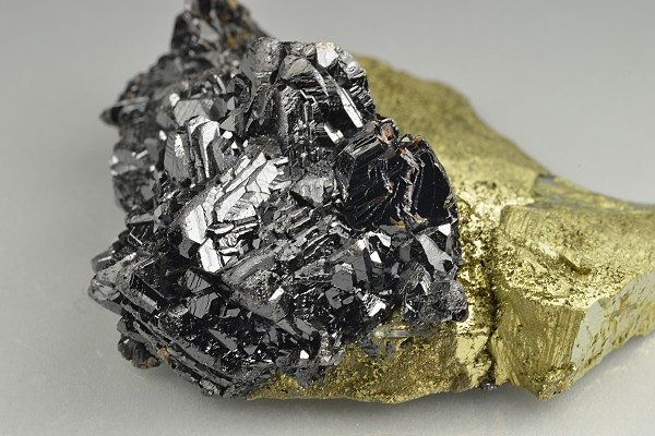 Sphalerite tetrahedrons on Chalcopyrite