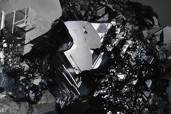 gem Sphalerite var.Cleiophane on twinned Galena