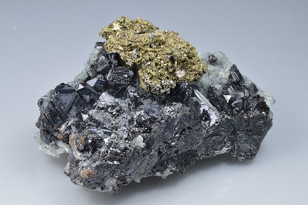 Chalcopyrite on Sphalerite, Quartz