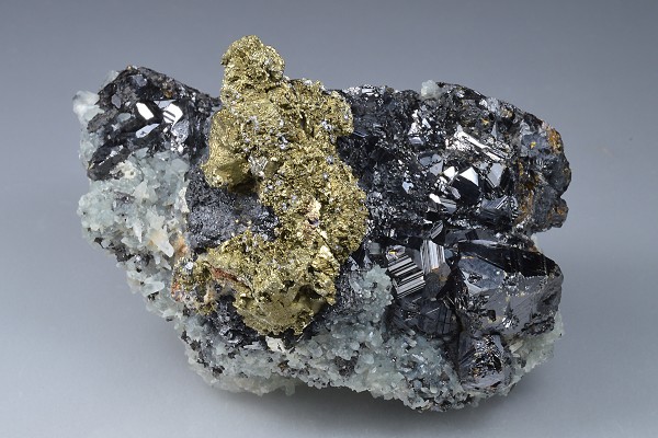 Chalcopyrite on Sphalerite, Quartz