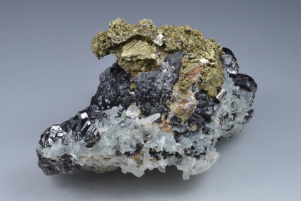 Chalcopyrite on Sphalerite, Quartz