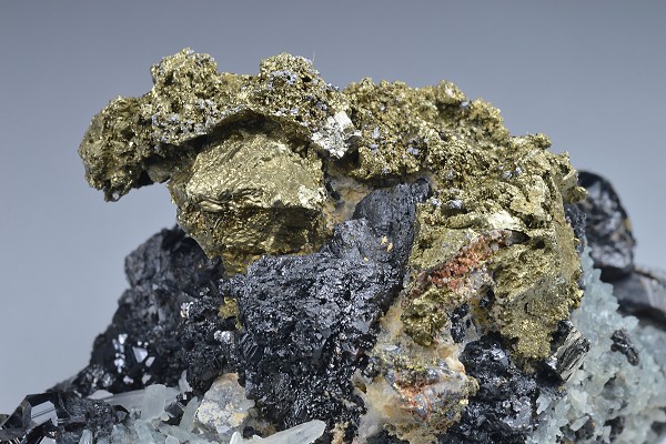 Chalcopyrite on Sphalerite, Quartz
