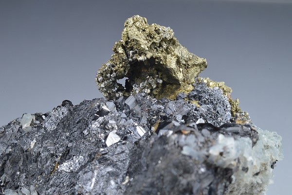 Chalcopyrite on Sphalerite, Quartz