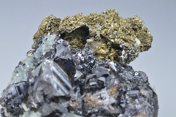 Chalcopyrite on Sphalerite, Quartz