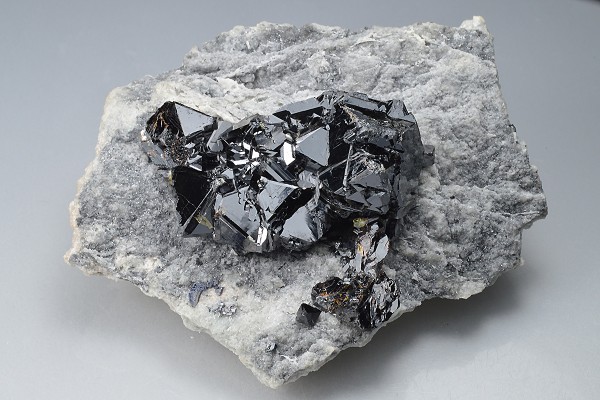 Sphalerite on host rock