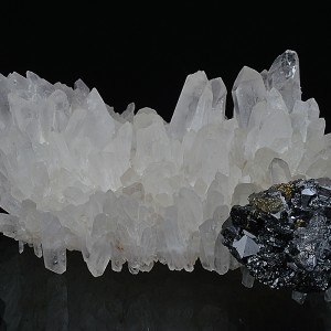 Sphalerite on bi-terminated Quartz, Chalcopyrite