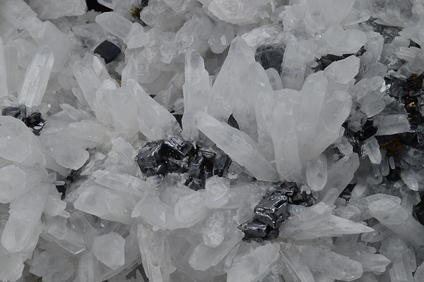 Quartz, skeletal Galena, Sphalerite, Chalcopyrite