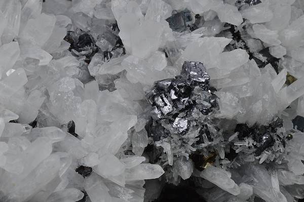 Quartz, skeletal Galena, Sphalerite, Chalcopyrite