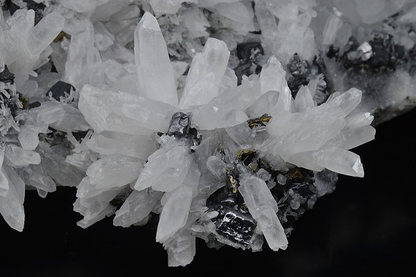 Quartz, skeletal Galena, Sphalerite, Chalcopyrite