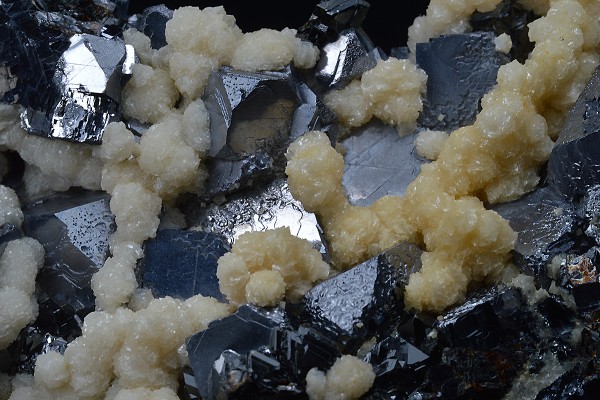 Twinned and truncated Galena, Calcite, Sphalerite