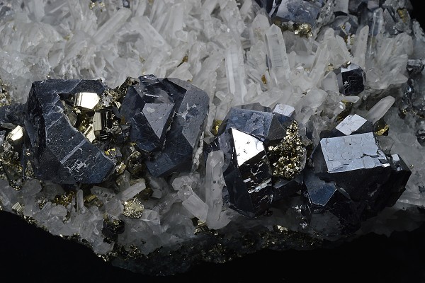 Twinned and truncated Galena, Pyrite, Quartz