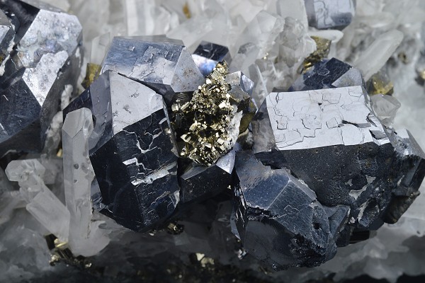 Twinned and truncated Galena, Pyrite, Quartz