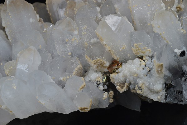 Quartz with growth phantoms, Calcite, Pyrite