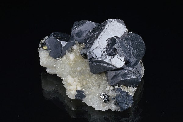 Twinned and truncated Galena on Quartz, Sphalerite