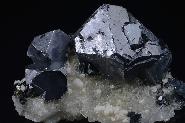 Twinned and truncated Galena on Quartz, Sphalerite
